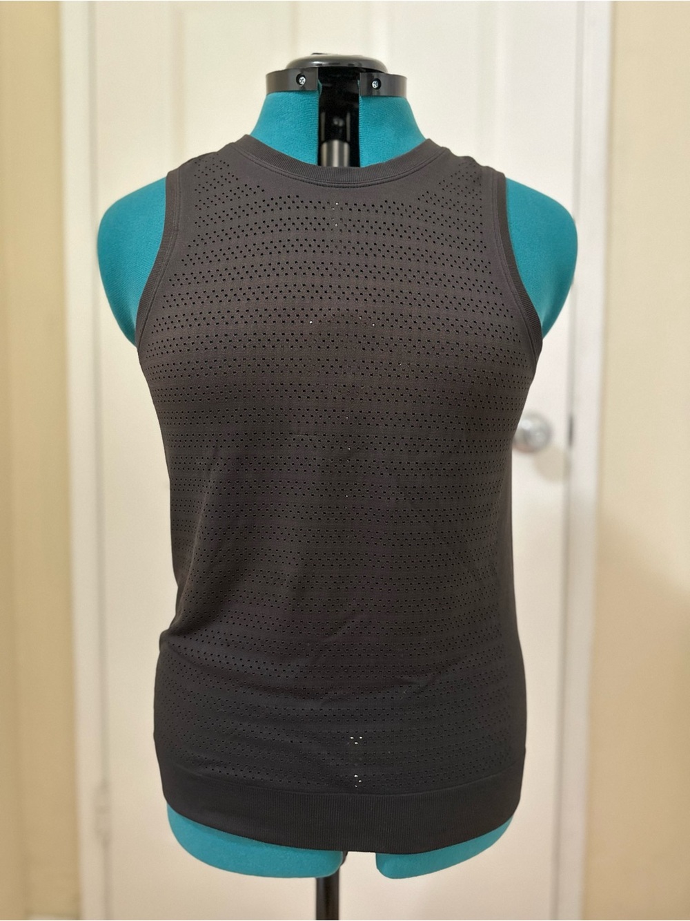 Lululemon Breeze By Muscle Tank Top High Neck Dark Brown Size 8 GUC $58 MSRP